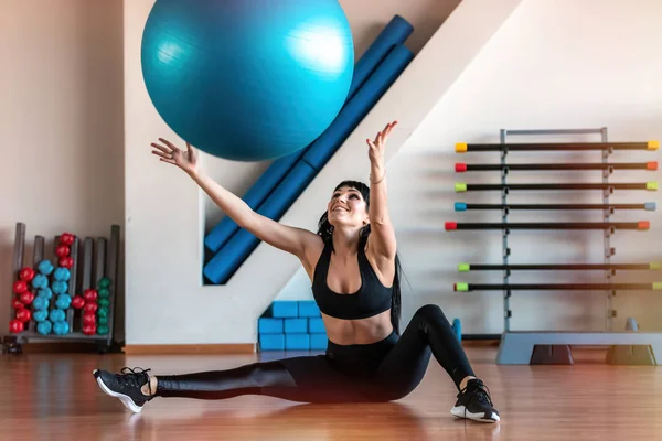 Fitness vrouw oefening met bal in Gym. Individuele sport aan te passen spieren van het lichaam voor gezond leven concept. — Stockfoto