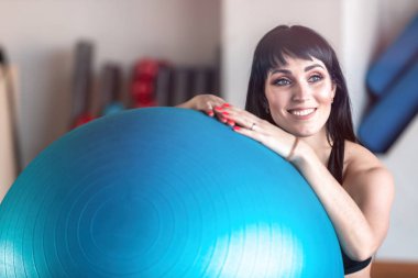 Spor salonunda top ile Fitness kadın egzersiz. Bireysel spor sağlıklı yaşam kavramı için vücut kasları uyacak.