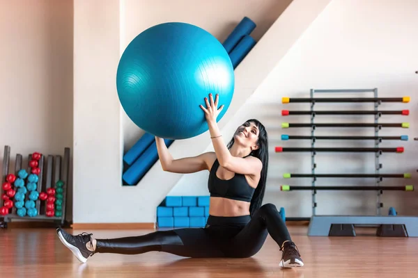 Spor salonunda top ile Fitness kadın egzersiz. Bireysel spor sağlıklı yaşam kavramı için vücut kasları uyacak. — Stok fotoğraf