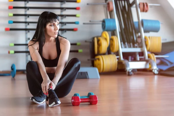 Schattige glimlachende atletische fitness meisje poseren in de sportschool. — Stockfoto