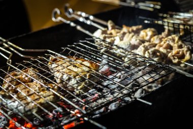 Alev üzerinde lezzetli sığır eti ızgara parçaları