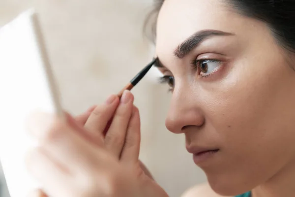 Øjenbrynsskygge Påføring Pande Modellering Makeup Closeup Kvindelige Model Ansigt Med - Stock-foto