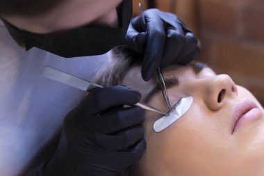 güzellik salonunda kirpik uzatma prosedürü.