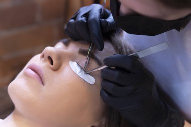güzellik salonunda kirpik uzatma prosedürü.