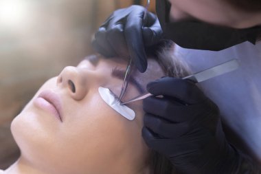 güzellik salonunda kirpik uzatma prosedürü.