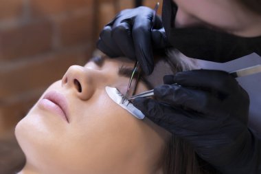 güzellik salonunda kirpik uzatma prosedürü.