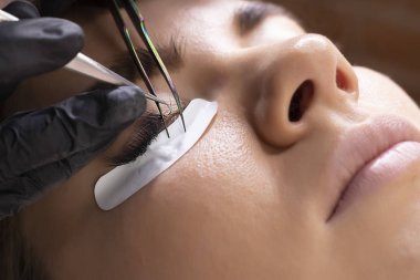 Kirpik uzatma prosedürü. Uzun kirpikli kadın gözü.