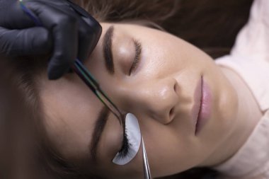 Kirpik uzatma prosedürü. Uzun kirpikli kadın gözü.