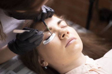 Kirpik uzatma prosedürü. Uzun kirpikli kadın gözü.