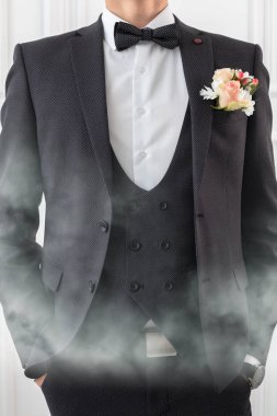 Beyaz gömlek, kravat, siyah veya koyu gri ve kostüm damat.