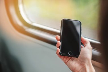 Tren penceresi arka plan ile el tutma mockup akıllı telefon.