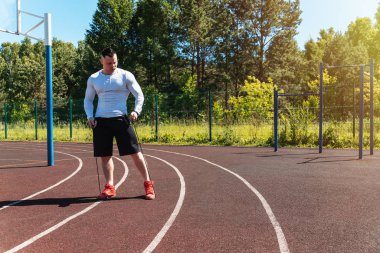 bir ip ile stadyumda atletik adam. Sağlıklı yaşam tarzı. Sokakta spor aktiviteleri