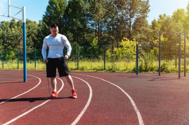 bir ip ile stadyumda atletik adam. Sağlıklı yaşam tarzı. Sokakta spor aktiviteleri