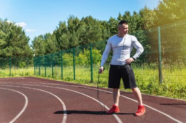 bir atlama ipi ile stadyumda atletik adam. Sağlıklı yaşam tarzı.