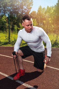 bir atlama ipi ile stadyumda atletik adam. Sağlıklı yaşam tarzı.