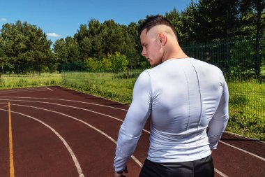 bir vücut geliştirmeci kılığında kaslı bir vücut ile atletik adam