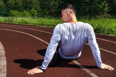 bir vücut geliştirmeci kılığında kaslı bir vücut ile atletik adam
