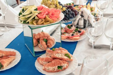Yemek servisi. Yemek servisi. Etkinlik sırasında yemek masası. Güzel dekore edilmiş yemek sofrası farklı atıştırmalıklar ve sandviçli aperatifler..