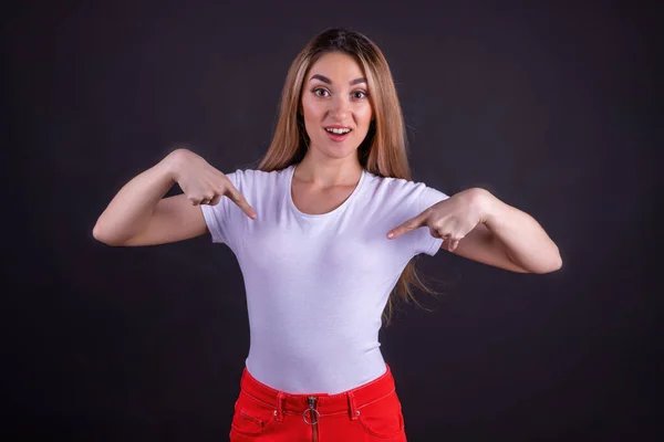 Une Fille Choquée Bouche Ouverte Pointe Doigt Son Shirt Concept — Photo