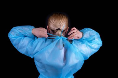 Doktor koruyucu bir tıbbi önlük giyer. Arka görünüm