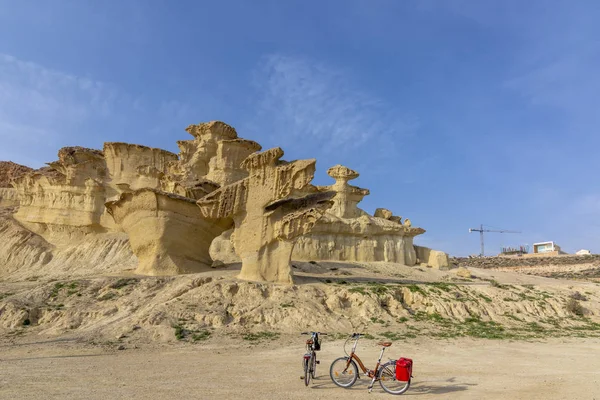 Bicicletas Frente Las Rocas Resultantes Erosión Bolnuevo Mazarrón Provincia Murcia — Foto de Stock