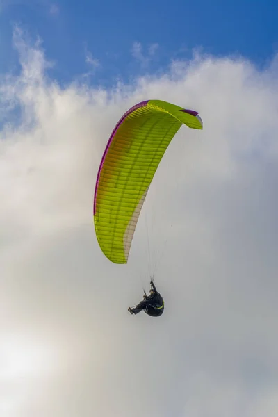 Vejer Frontera Cadiz Spanien 2017 Sportler Gleitschirmflug Bei Sonnenuntergang Blauen — Stockfoto