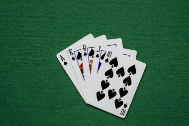 Close-up poker kartları, arka plan yeşil casino tablosundaki royasl floş
