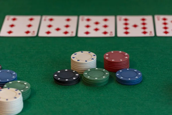Close Poker Chip Towers Green Casino Table Background Poker Cards — Stock Photo, Image