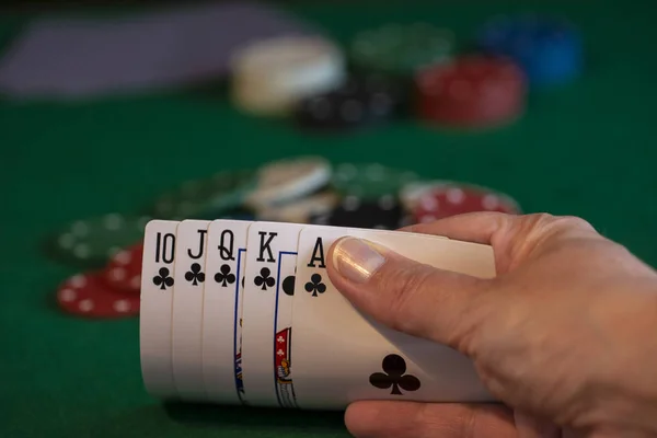 Female Playing Poker Green Casino Table Looking Cards — Stock Photo, Image