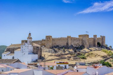 Castle, Santa Olalla del Cala il Huelva, İspanya görünümünü, 