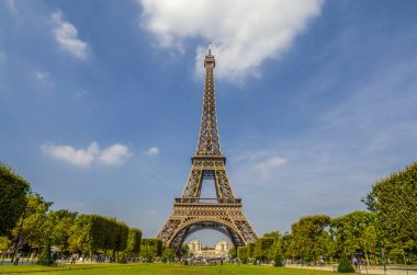 güneşli bir günde Fransa ünlü Paris Eyfel Kulesi 