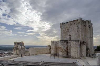 Bir bulutlu gün batımında nın İspanya ISCAR köyü Kalesi
