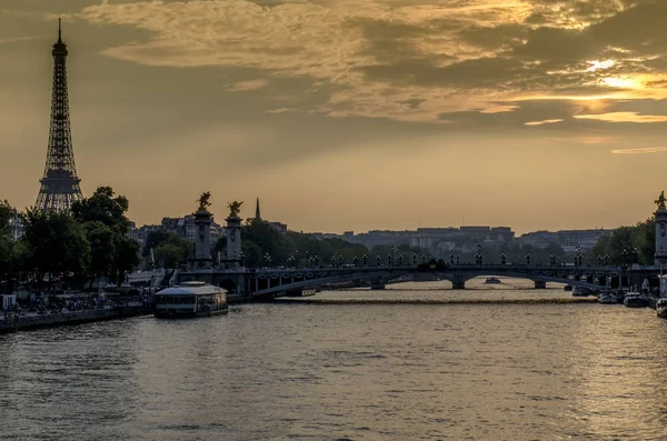 Seine Rivier Parijs Bij Zonsondergang Achtergrond Toren Van Eiffel Frankrijk — Stockfoto