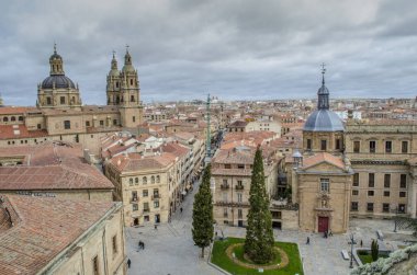 Cityscape katedralin kulesinden görülen bulutlu bir günde, İspanya Salamanca Merkezi
