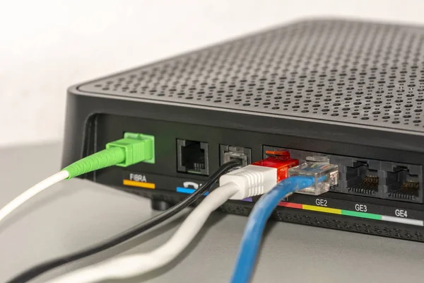 ağ kabloları Close-up bir fiber optik yönlendiriciye bağlı