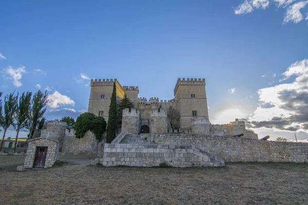 Замок Ampudia Провінції Паленсія Castilla Леоне Іспанії Заході Сонця — стокове фото