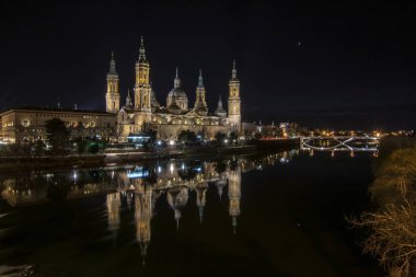 Zaragora, İspanya; 03 04 2017: Katedrali Basilica of Our Lady of El Pilar gece görünümü,