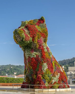 Bilbao, İspanya - Haziran 2018: Jeff Koons tarafından tasarlanan heykel, İspanya 'nın Bilbao kentindeki Guggenheim müzesinin önünde.