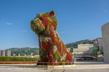 Bilbao, İspanya - Haziran 2018: Jeff Koons tarafından tasarlanan heykel, İspanya 'nın Bilbao kentindeki Guggenheim müzesinin önünde.