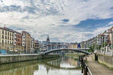 Bilbao, Bask ülke, İspanya - Haziran 2018: Bilbao nehir kıyısındaki cloudny gün