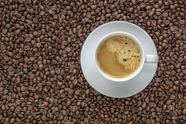 Taza de café expreso con frijoles —  Fotos de Stock