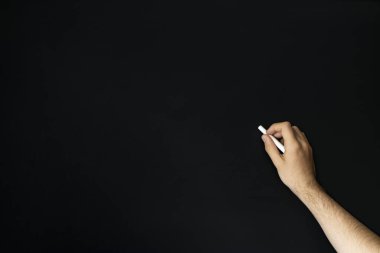 el ile beyaz tebeşir siyah kara tahta yazısı