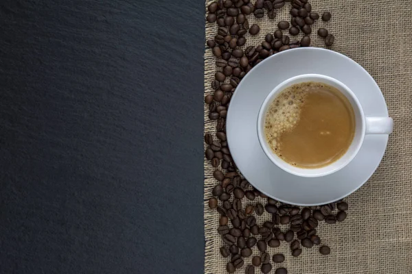 Kopje Koffie Met Jute Zak Van Geroosterde Bonen — Stockfoto