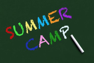 yeşil yazı tahtası yazılı metin yaz kampı