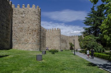 Avila, İspanya duvar. Yeşil çim arkasında onun taret ile taş duvar