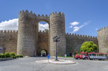Avial, İspanya, Haziran 2014: Kapı Avila duvarlı şehir duvarı