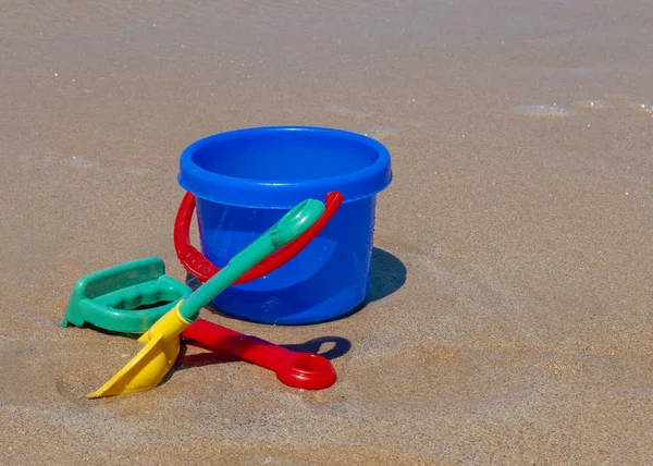 Secchio Plastica Con Altri Giocattoli Sulla Spiaggia Mare — Foto Stock