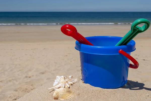 Пластиковое Ведро Другими Игрушками Ракушками Пляже — стоковое фото