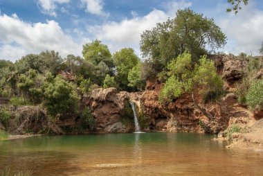 Küçük doğal şelale Pego yapmak Inferno adlı eserinde Tavira adlı Algarve Portekiz