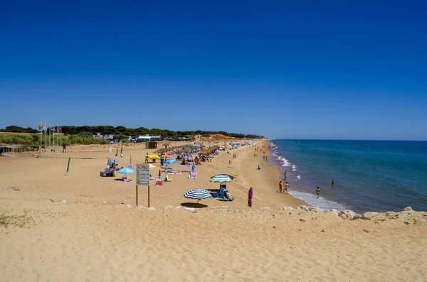 Туристы Наслаждающиеся Пляжем Южной Португалии Алгарве Солнечным Летним Днем — стоковое фото